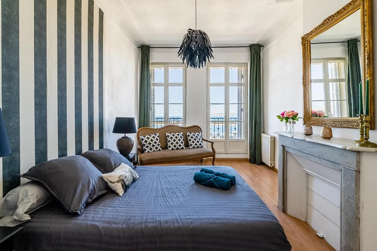 T2 Vue Mer Au Pied De La Major Marseille 0*,  France